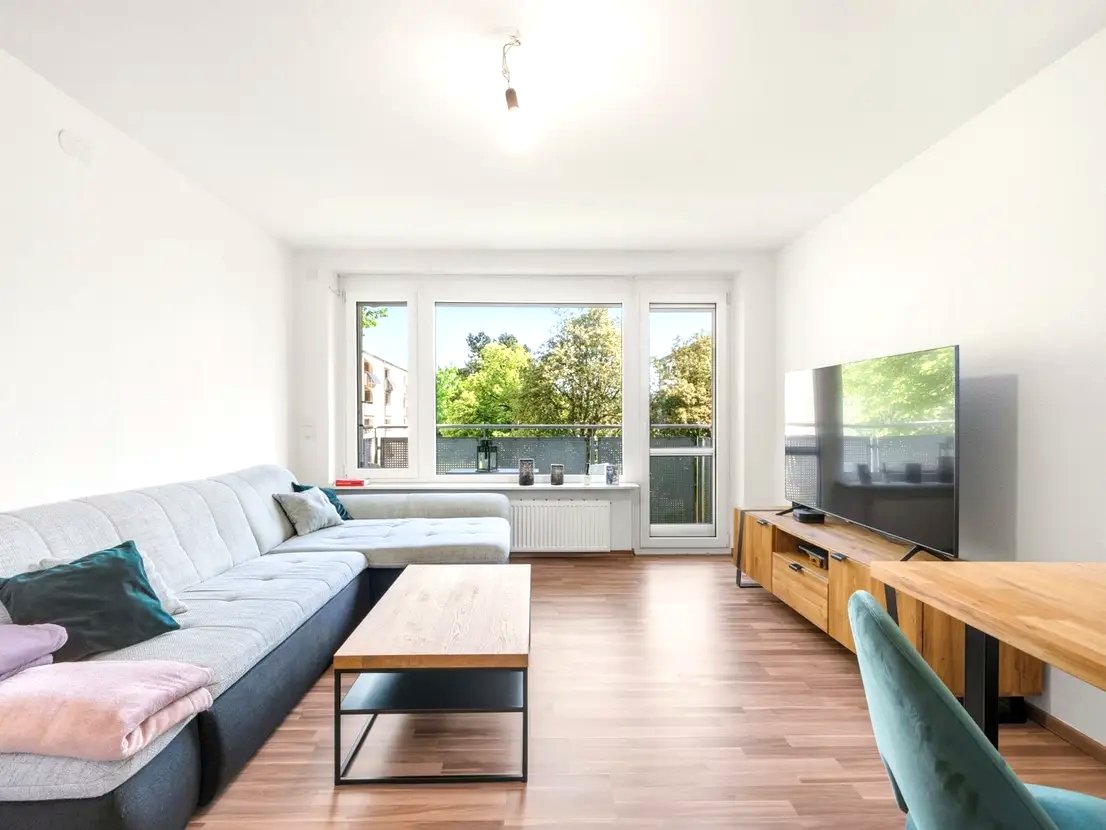 Wohnzimmer mit Balkon